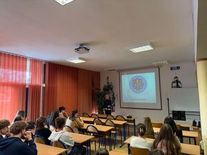 Funkcjonariuszka Policji i Strażnik Miejski z wizytą w szkole