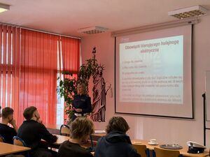 Funkcjonariuszka Policji i Strażnik Miejski z wizytą w szkole