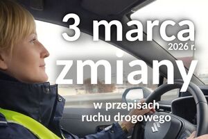 Zdjęcie przedstawia policjantkę, kierującą radiowozem.