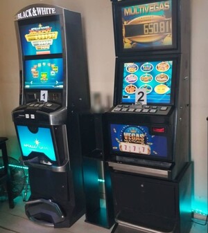 Zdjęcie przedstawia policjanta, mierzącego prędkość i kontrolującego pojazd.