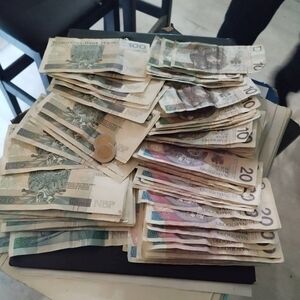 Zdjęcie przedstawia policjanta, mierzącego prędkość i kontrolującego pojazd.