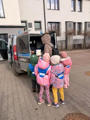 przedszkolaki z wizytą w komisariacie