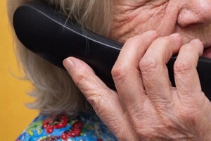 Osoba starsza rozmawiająca przez telefon