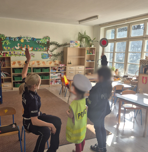 Dzieci z policjantka na zajęciach