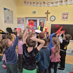 Dzieci z policjantka na zajęciach