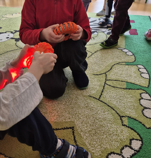 Dzieci z policjantka na zajęciach