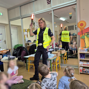 Dzieci z policjantka na zajęciach