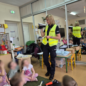 Dzieci z policjantka na zajęciach