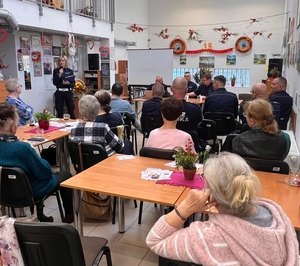 Seniorzy i prelegenci na debacie