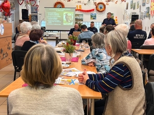 Seniorzy i prelegenci na debacie