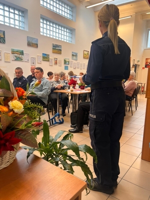 Seniorzy i prelegenci na debacie