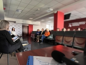 Spotkanie ludzi na debacie społecznej