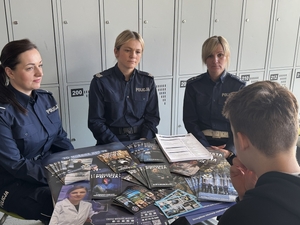 policjantki promują zawód policjanta