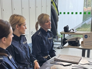 policjantki promują zawód policjanta