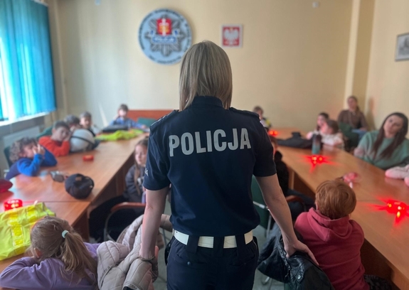 Pierwszoklasiści odkrywali świat Policji podczas wizyty w gdyńskiej komendzie
