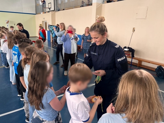 Policjantki w towarzystwie dzieci na Niebieskich Igrzyskach