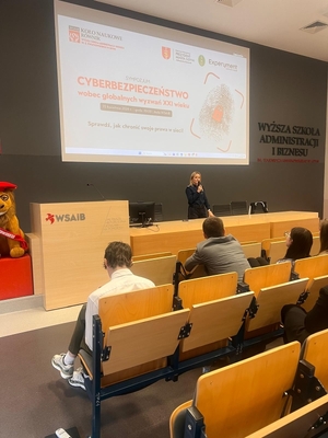 Policjantka na sympozjum wraz z młodzieżą