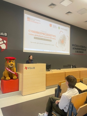 Policjantka na sympozjum wraz z młodzieżą