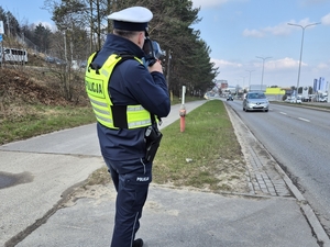 Policjant podczas działań  kaskadowym pomiarem prędkości