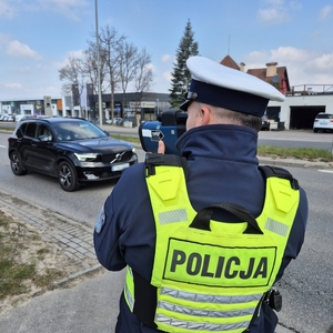 Policjant podczas działań  kaskadowym pomiarem prędkości