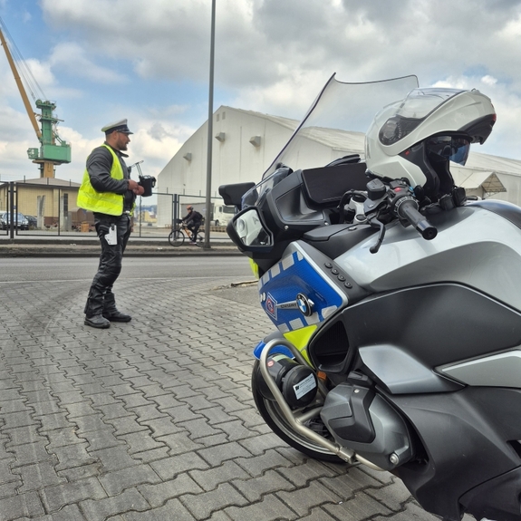 Policjant podczas działań  kaskadowym pomiarem prędkości