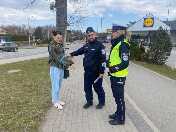 Gdyńscy policjanci z przechodniami podczas działań