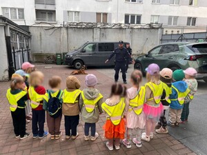 Przedszkolaki na pokazie psów słuzbowych