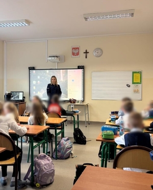 Policjantka na zajęciach z uczniami