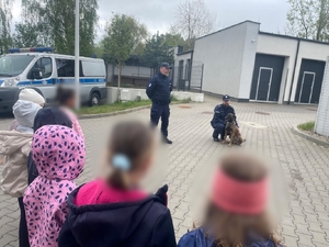 Uczniowie obserwujący pokaz psa służbowego