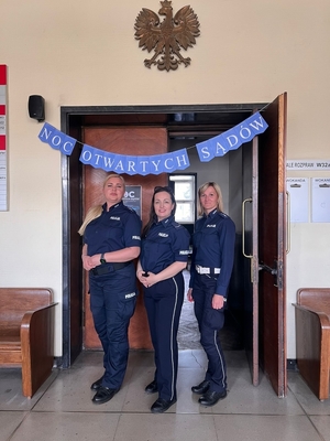 Policjantki na "Nocy Otwartych Sądów"