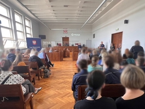 Policjantki rozmawiały o bezpieczeństwie podczas Nocy Otwartych Sądów w Gdyni