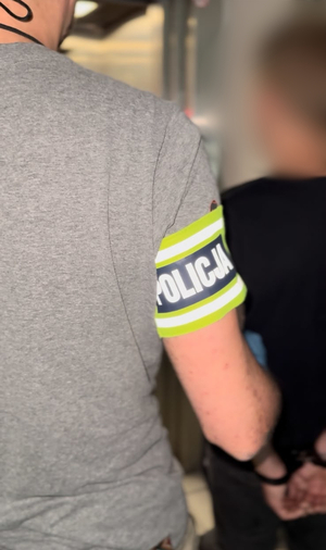 Policjant kryminalny z zatrzymanym
