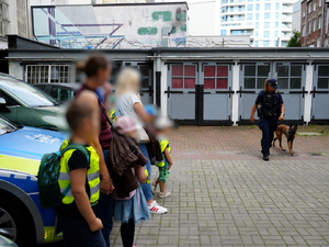 Policjantki z 3- i 5-latkami podczas wizyty w Komendzie