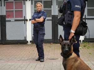 Policjantki z 3- i 5-latkami podczas wizyty w Komendzie