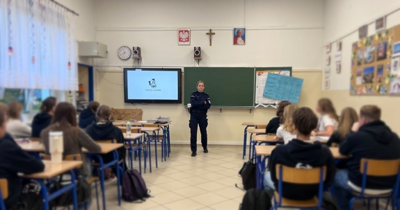 Policjantki rozmawiały z młodzieżą o przeciwdziałaniu handlowi ludźmi.
