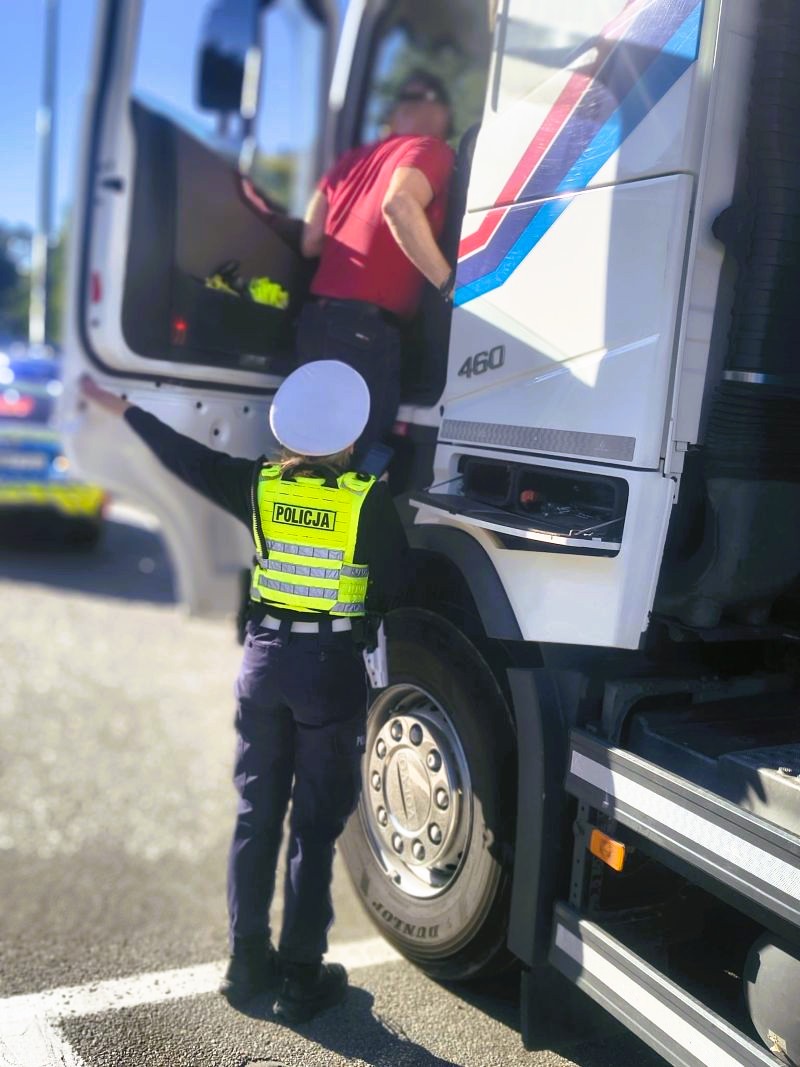 Policja Gdyni przeprowadziła kontrolę 175 pojazdów w ramach 'Bezpieczny TIR'