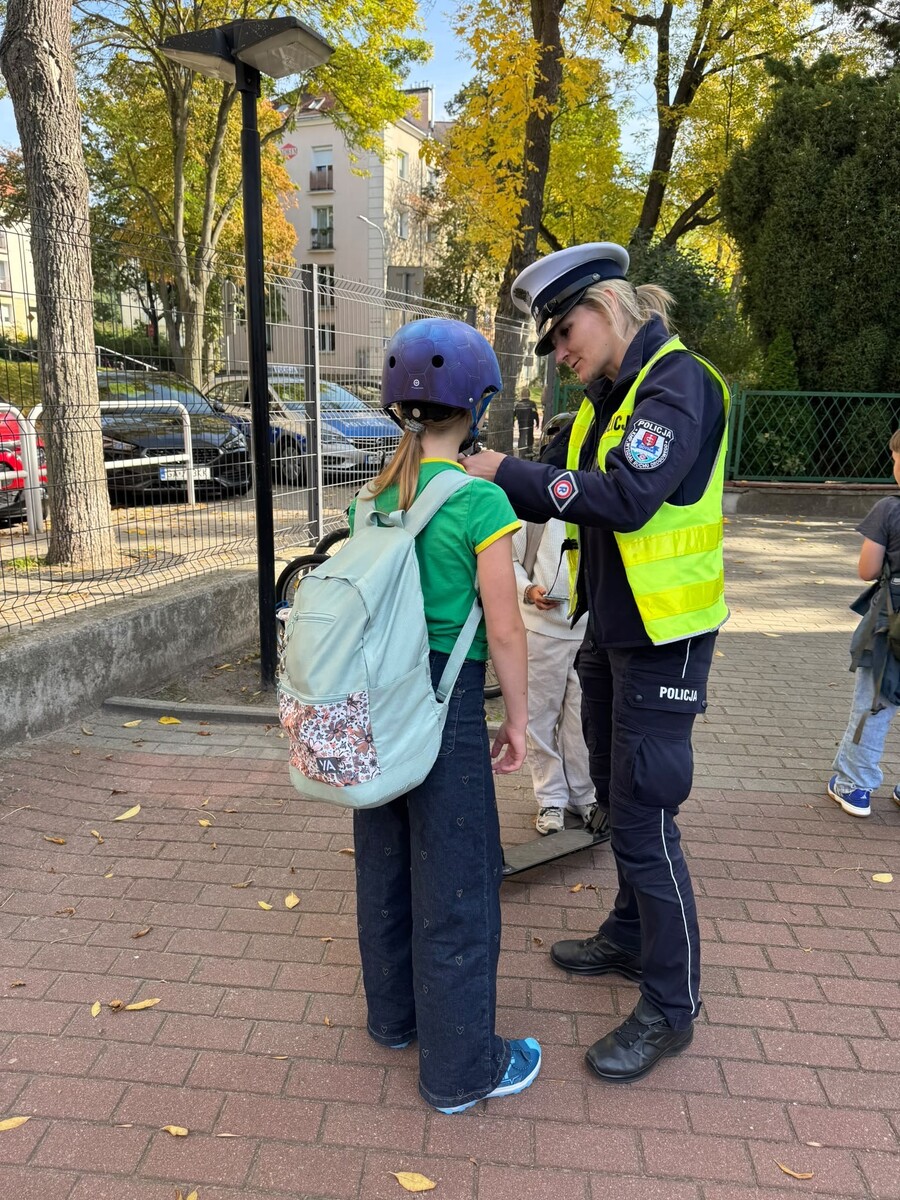 Policja rozdaje kaski ochronne dzieciom w ramach akcji "Bezpieczna droga
